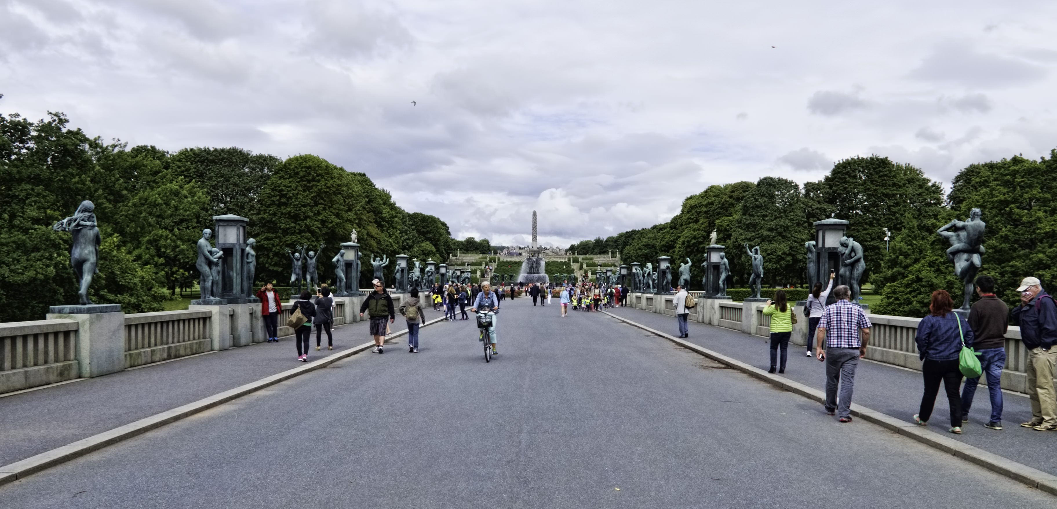 Panoramautsikt fra Frognerparken med broen, skulpturene og trærne langs aksen mot Monolitten